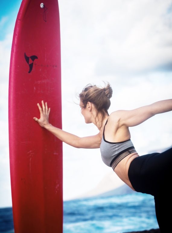 Lucile Woodward s'apprête à apprendre le surf